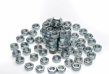 Beyaz arka planda izole edilmiş gümüş vidalar.