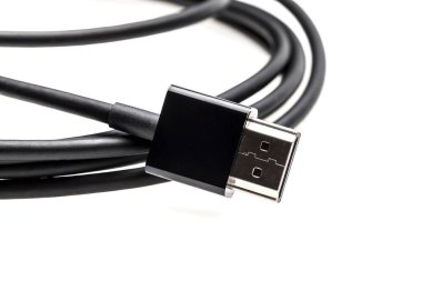 izole beyaz zemin üzerine siyah HDMI kablosu