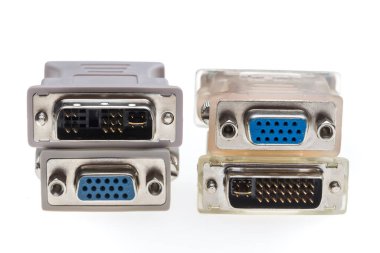 VGA 'dan DVI adaptörlerine beyaz arkaplanda izole edildi