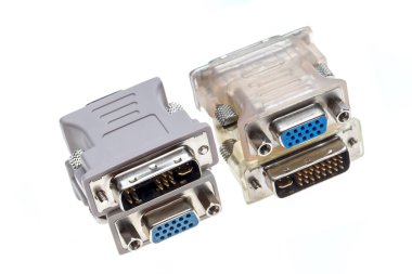 VGA 'dan DVI adaptörlerine beyaz arkaplanda izole edildi