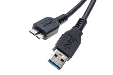 Beyaz arkaplanda usb kablosu