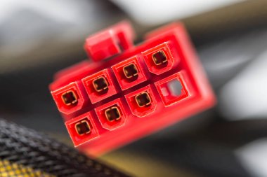 Beyaz arkaplanda güç kaynağı kabloları izole edildi