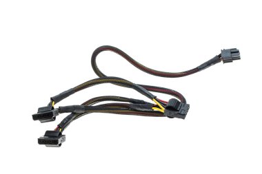 Beyaz arkaplanda güç kaynağı kabloları izole edildi