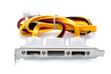 Beyaz arkaplanda E-SATA ve PC güç uzatma kartı izole edildi