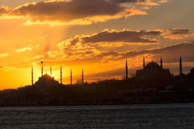 Denizin üzerinde gün batımı. İstanbul, hindi.