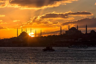 İstanbul, 23 Temmuz 2019: Akşamları galata kulesinin manzarası, güneş.