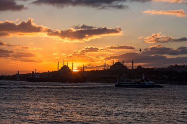 Denizin üzerinde gün batımı