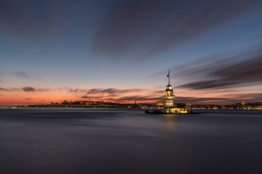 Denizin üzerinde güzel bir gün batımı