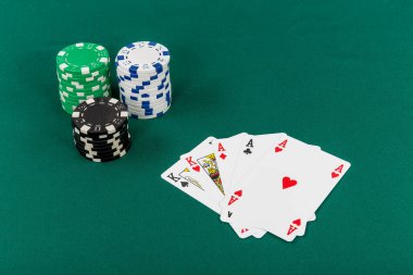 Yeşil arkaplanda poker çipleri ve kartlar