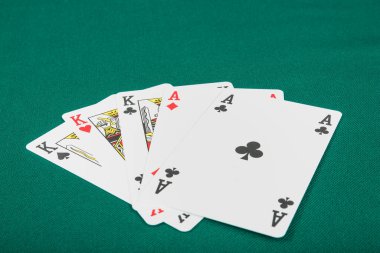 Bir kulüp oyunu ile kağıt oynamak