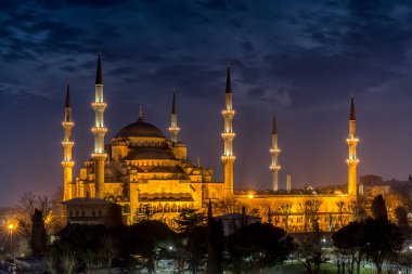 Günbatımında Süleyman 'ın kubbesi olan mavi cami.