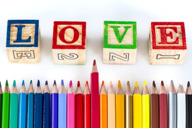 Beyaz arkaplanda renkli kalemler ve kalemler