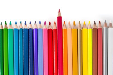 Beyaz arkaplanda izole edilmiş renkli kalemler