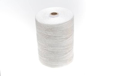 beyaz arkaplanda izole edilmiş iplik makarası