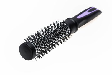 Beyaz arkaplanda saç tarağı izole edildi