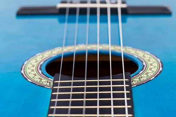 Tyrkysová Kytara Klasická Akustická Kytara Izolované Bílém Pozadí — Stock fotografie