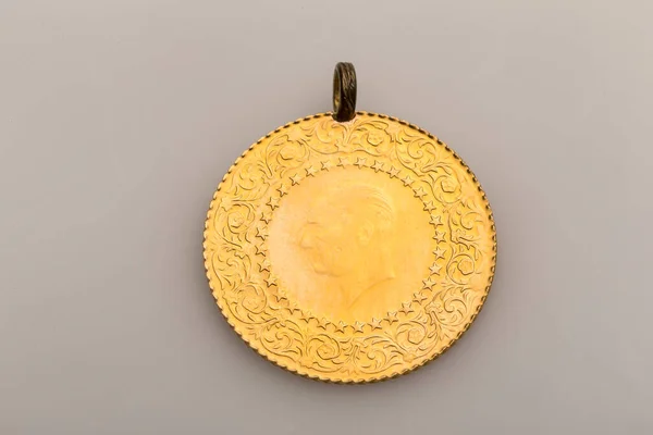 Türkische Goldmünzkette Nahaufnahme Der Halben Türkischen Lira Auf Weißem Hintergrund — Stockfoto