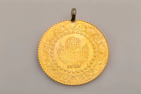 Türkische Goldmünzkette Nahaufnahme Der Halben Türkischen Lira Auf Weißem Hintergrund — Stockfoto