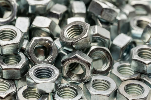 Beyaz arka planda izole edilmiş metal fındıkların yakın plan görüntüsü