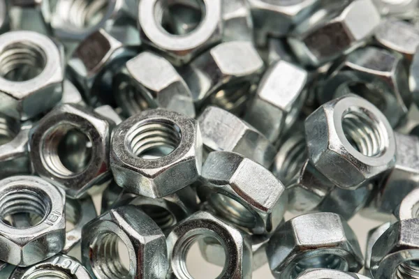 Beyaz arka planda izole edilmiş metal fındıkların yakın plan görüntüsü