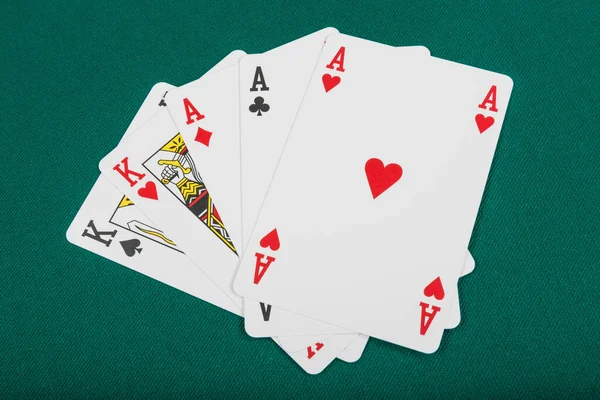 beyaz arkaplan ile kart oynamak