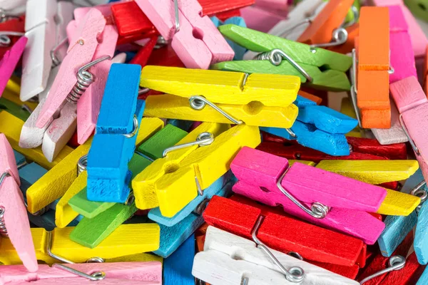 Renkli ahşap clothespins arka plan