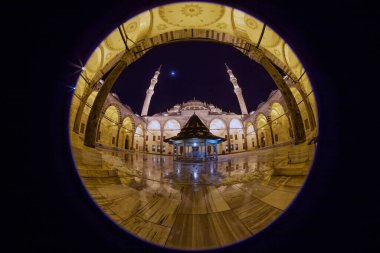 Fatih Camii ya da Fatih Camii İstanbul 'un en büyük camilerinden biridir.