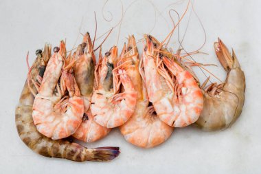 Beyaz arkaplanda çiğ karides