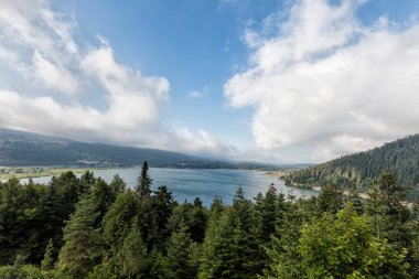 Dağlarda bir göl, güzel bir manzara.