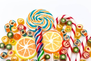 Beyaz arka planda izole renkli meyve şekerleri