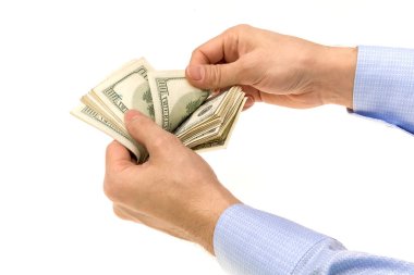 Adamın elinde dolar banknotları, beyaz arka planda izole edilmiş.