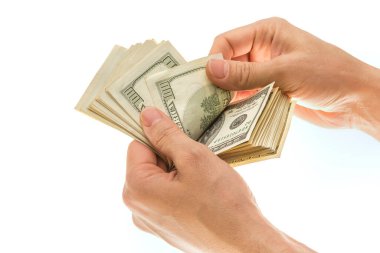Adamın elinde dolar banknotları, beyaz arka planda izole edilmiş.