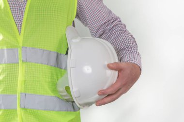 Beyaz arka planda izole edilmiş işçi güvenliği için mühendis kaskı