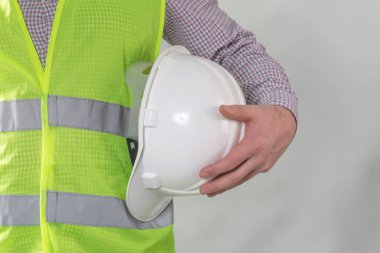 Beyaz arka planda izole edilmiş işçi güvenliği için mühendis kaskı