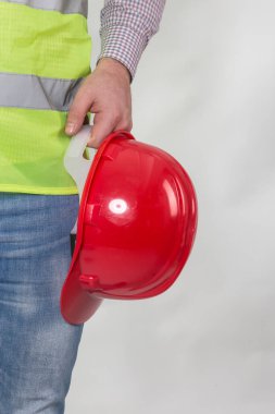 Beyaz arka planda izole edilmiş işçi güvenliği için mühendis kaskı