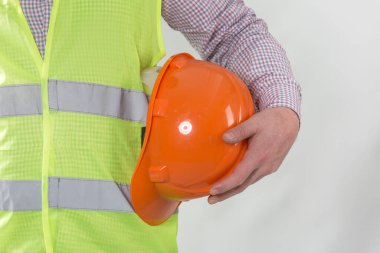 Beyaz arka planda izole edilmiş işçi güvenliği için mühendis kaskı