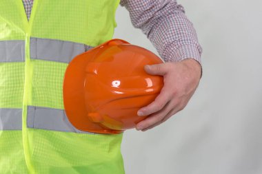Beyaz arka planda izole edilmiş işçi güvenliği için mühendis kaskı