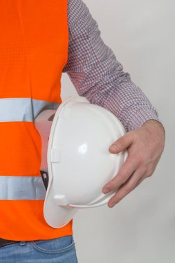 Beyaz arka planda izole edilmiş işçi güvenliği için mühendis kaskı