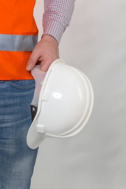 Beyaz arka planda izole edilmiş işçi güvenliği için mühendis kaskı