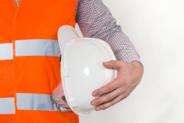 Beyaz arka planda izole edilmiş işçi güvenliği için mühendis kaskı
