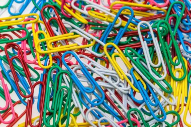 Renkli ataçların yakın plan görüntüsü