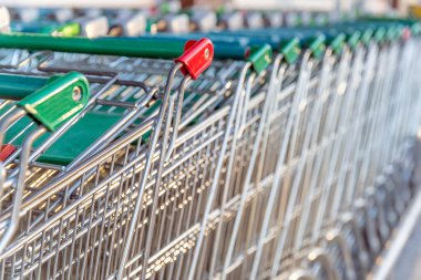 Alışveriş arabaları büyük bir alışveriş merkezinde yiyecek ve diğer malzemeleri almak için..