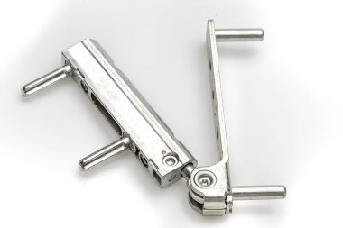 Beyaz arka plan üzerinde izole metal anahtar