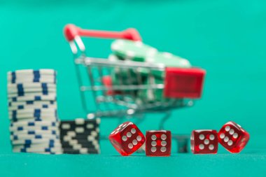 Kumarhane. Yeşil arka planda domino ve zarlar.