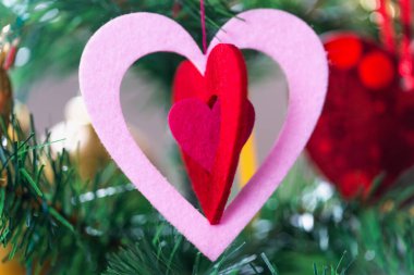 Beyaz arka planda kırmızı kalpli Noel ağacı