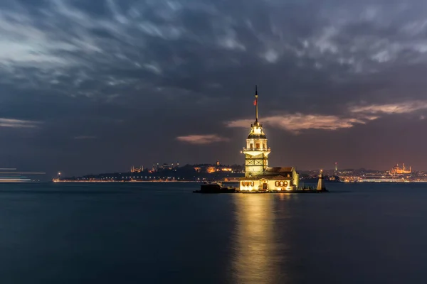 Stanbul Türkiye Gün Batımında Gökyüzü Olan Bakire Kulesi Kiz Kulesi — Stok fotoğraf