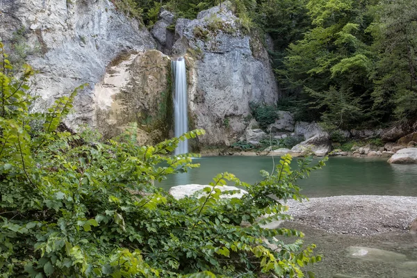 Wasserfall Über Dem See Den Bergen — Stockfoto