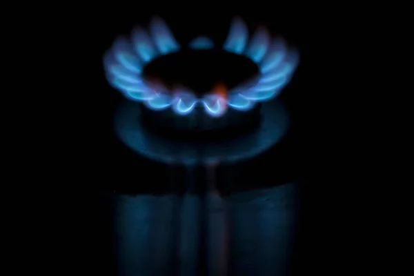 Koyu Arkaplanda Mavi Gaz Yakıcı — Stok fotoğraf