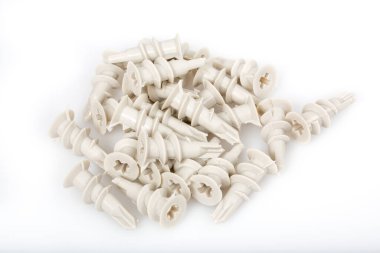 açık arkaplanda beyaz plastik kürdanlar