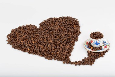 kahve çekirdekleri beyaz arka plan üzerinde kalp şeklinde